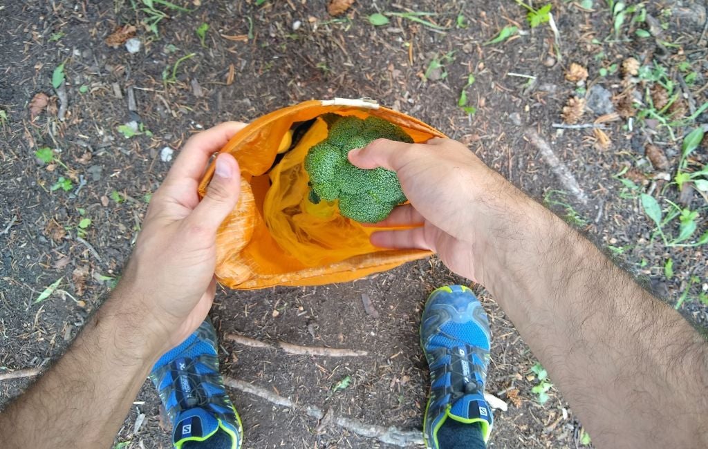 brócoli extraído de una bolsa de comida para mochileros sin estufa