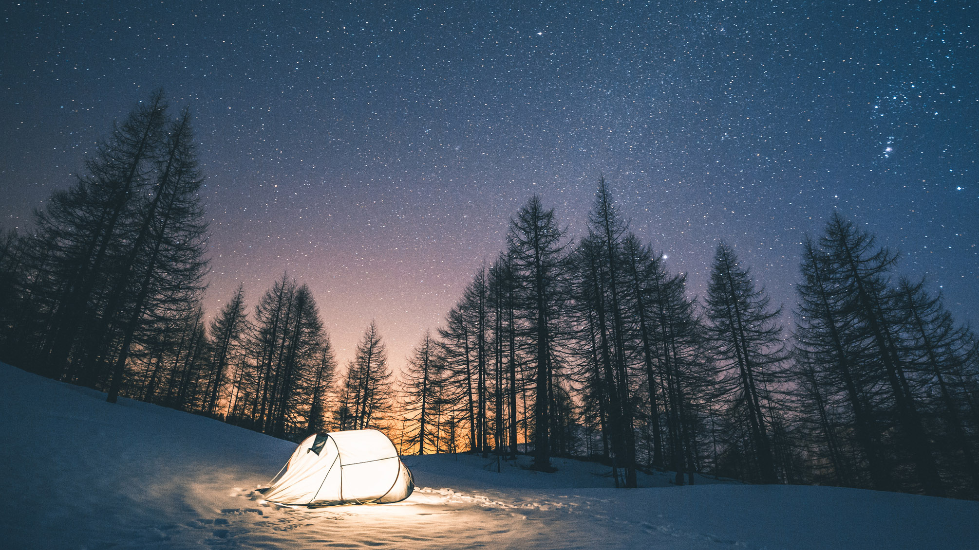 camping de invierno: tienda de campaña en una noche estrellada de invierno
