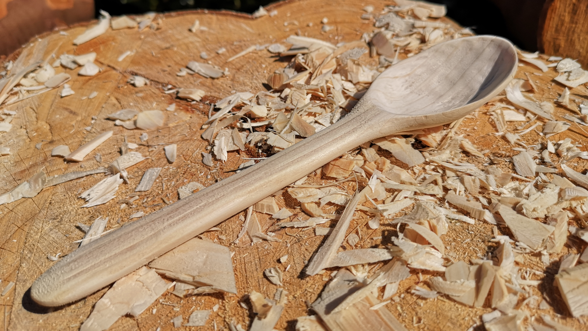 Una cuchara de madera tallada