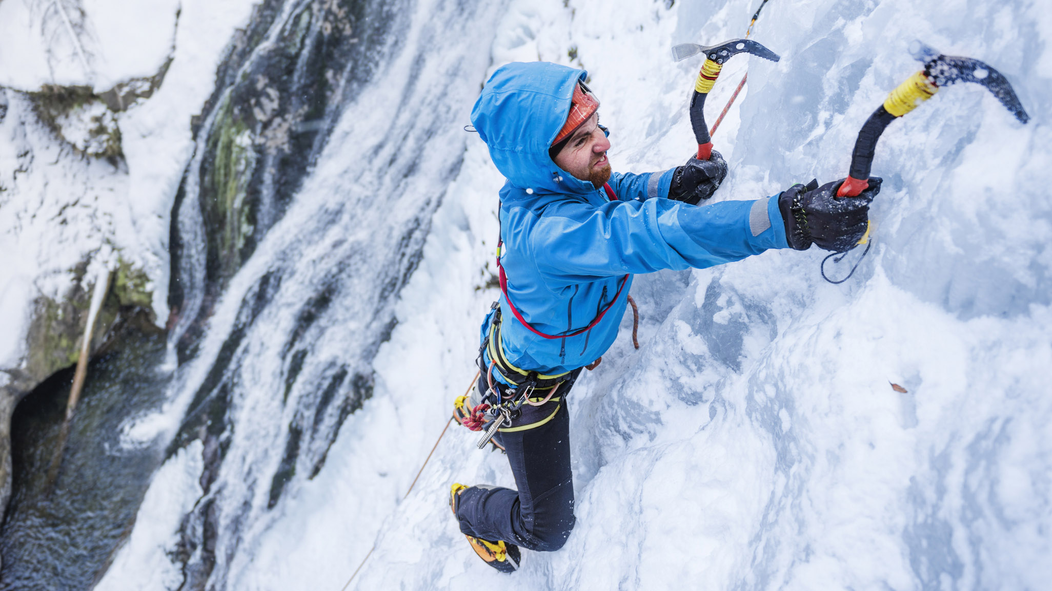 cómo usar un piolet: escalador de hielo