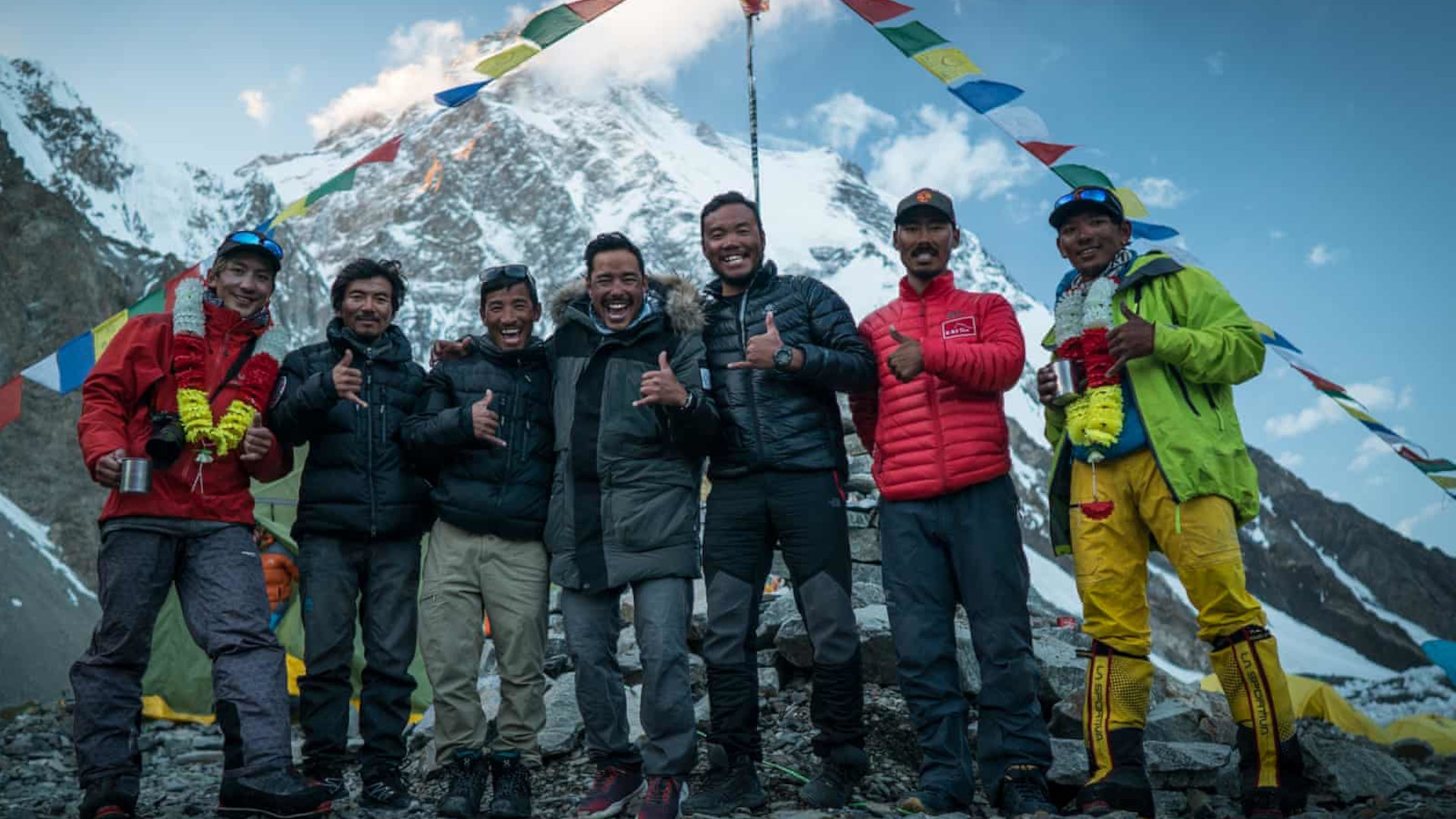 Nims Purja y su equipo después de subir los 14 picos de más de 8000 m