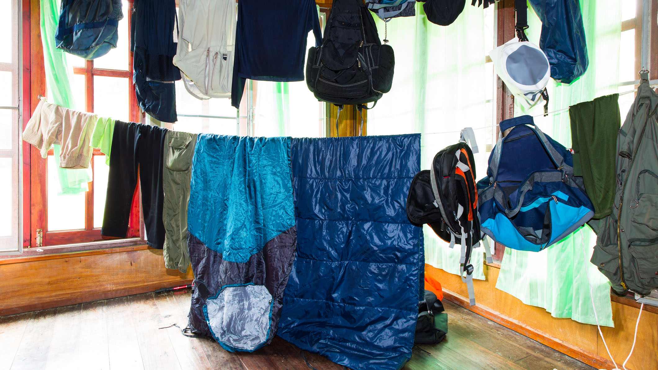cómo almacenar equipo de campamento: kit colgando para secar