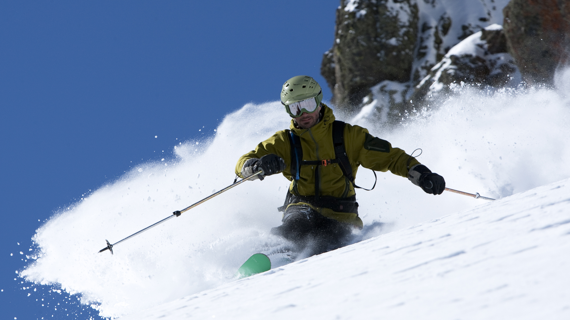 Un hombre telemark esquiando en polvo profundo
