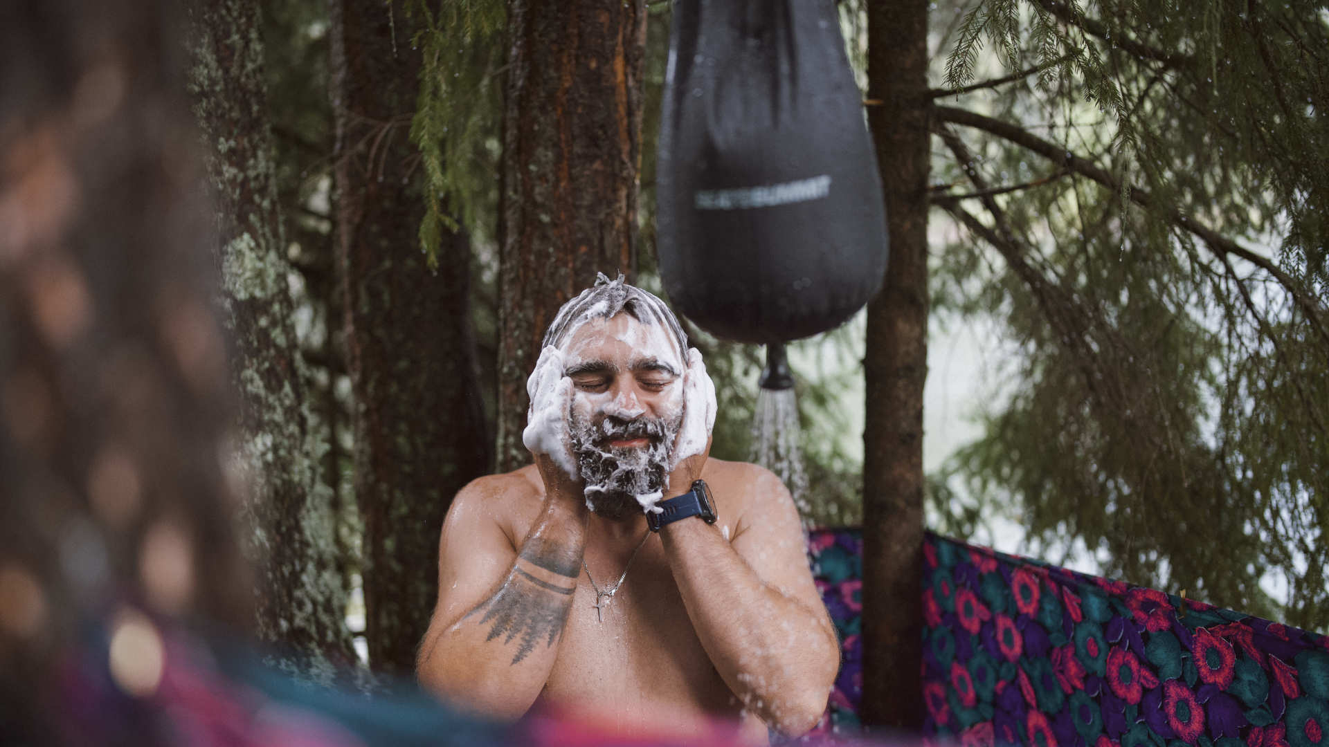 Un hombre disfrutando de una ducha al aire libre