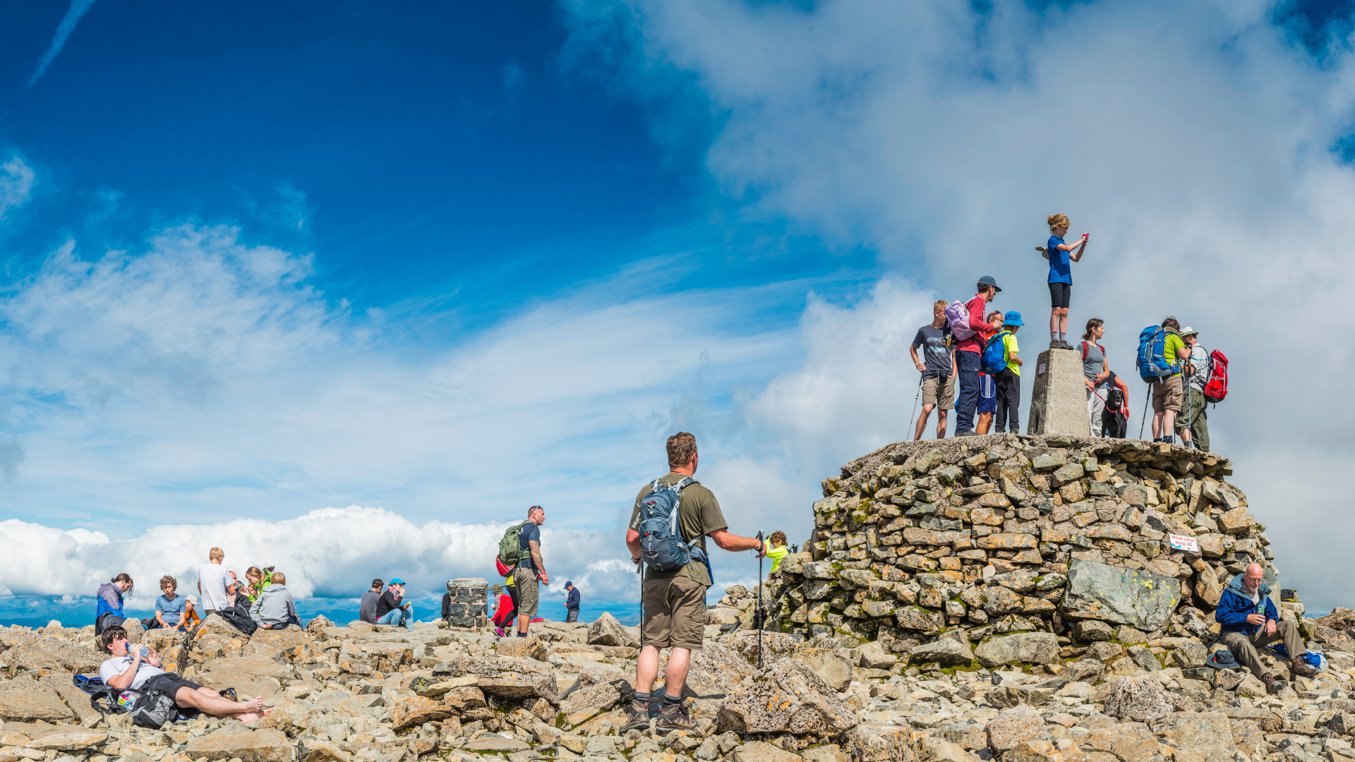 Excursionistas en la cumbre de Ben Nevis