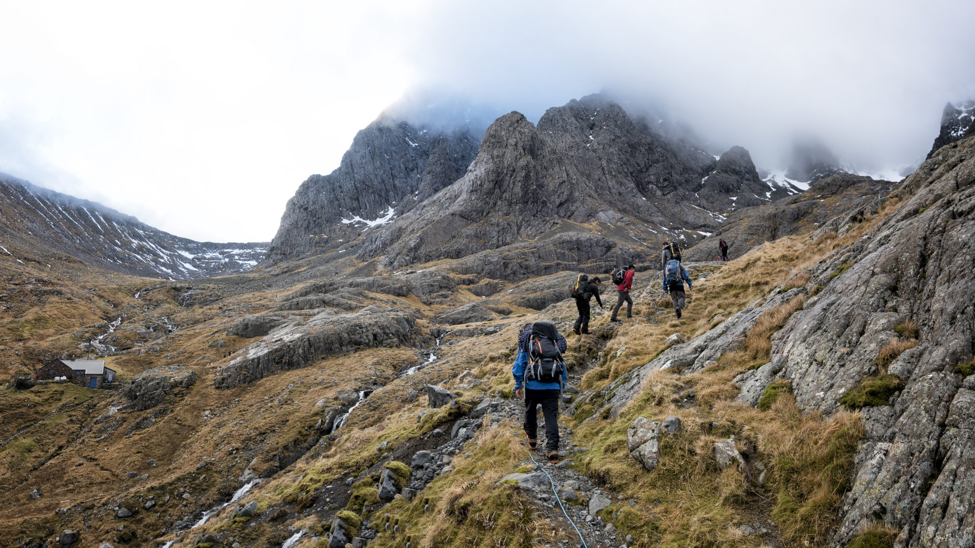 Un grupo de excursionistas ascendiendo Ben Nevis