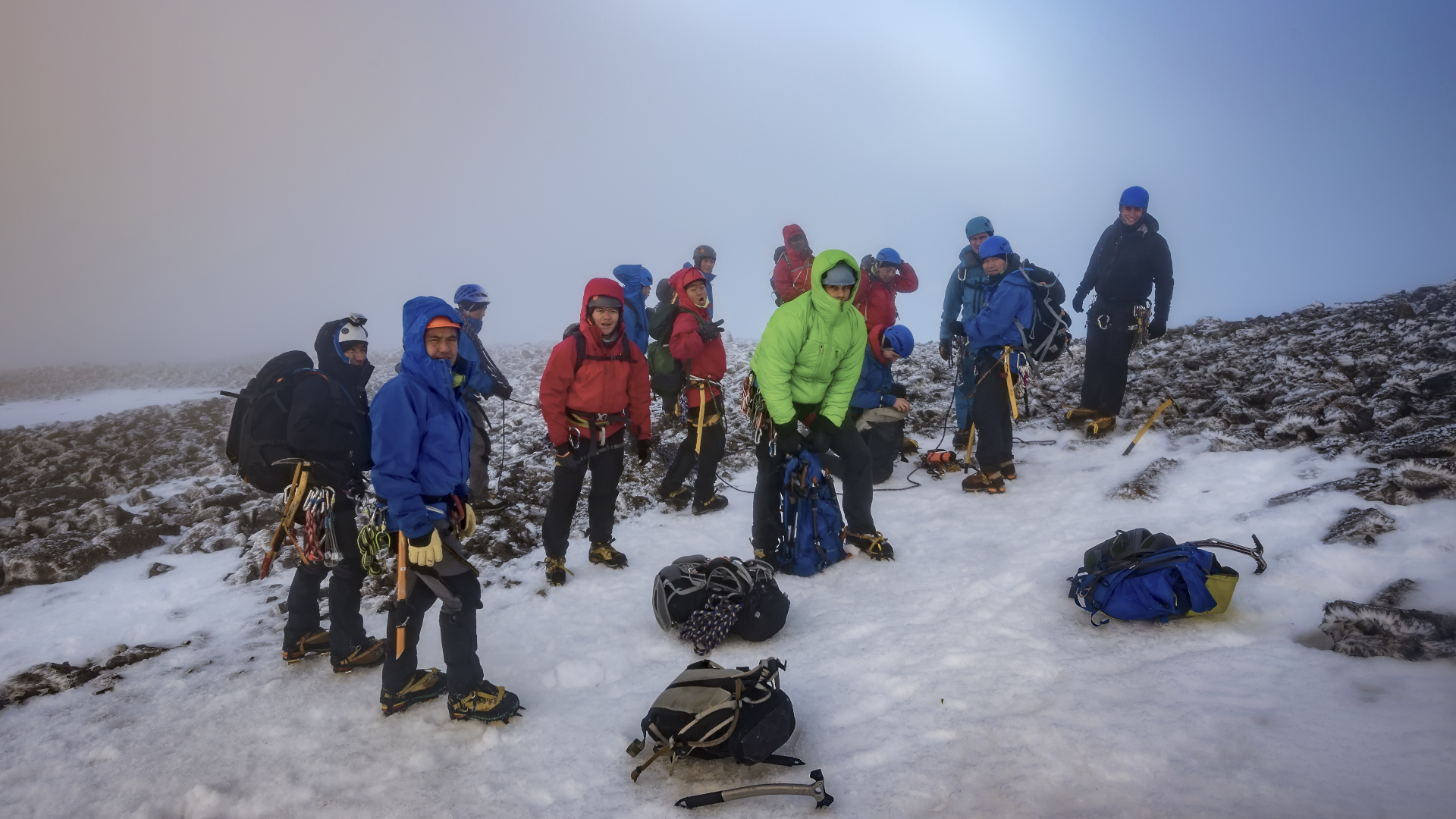 Excursionistas en la cumbre nevada de Ben Nevis
