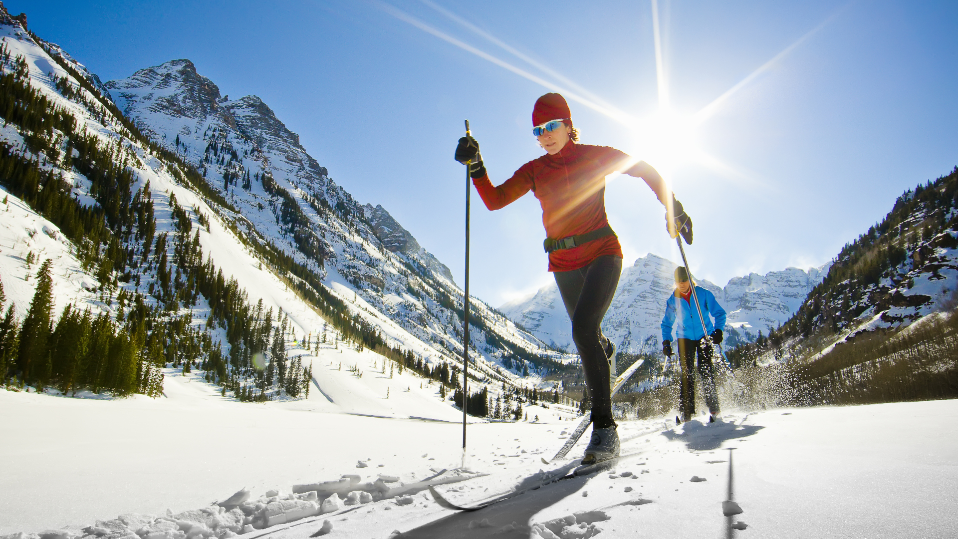 Dos mujeres esquí de fondo en la travesía en un día soleado