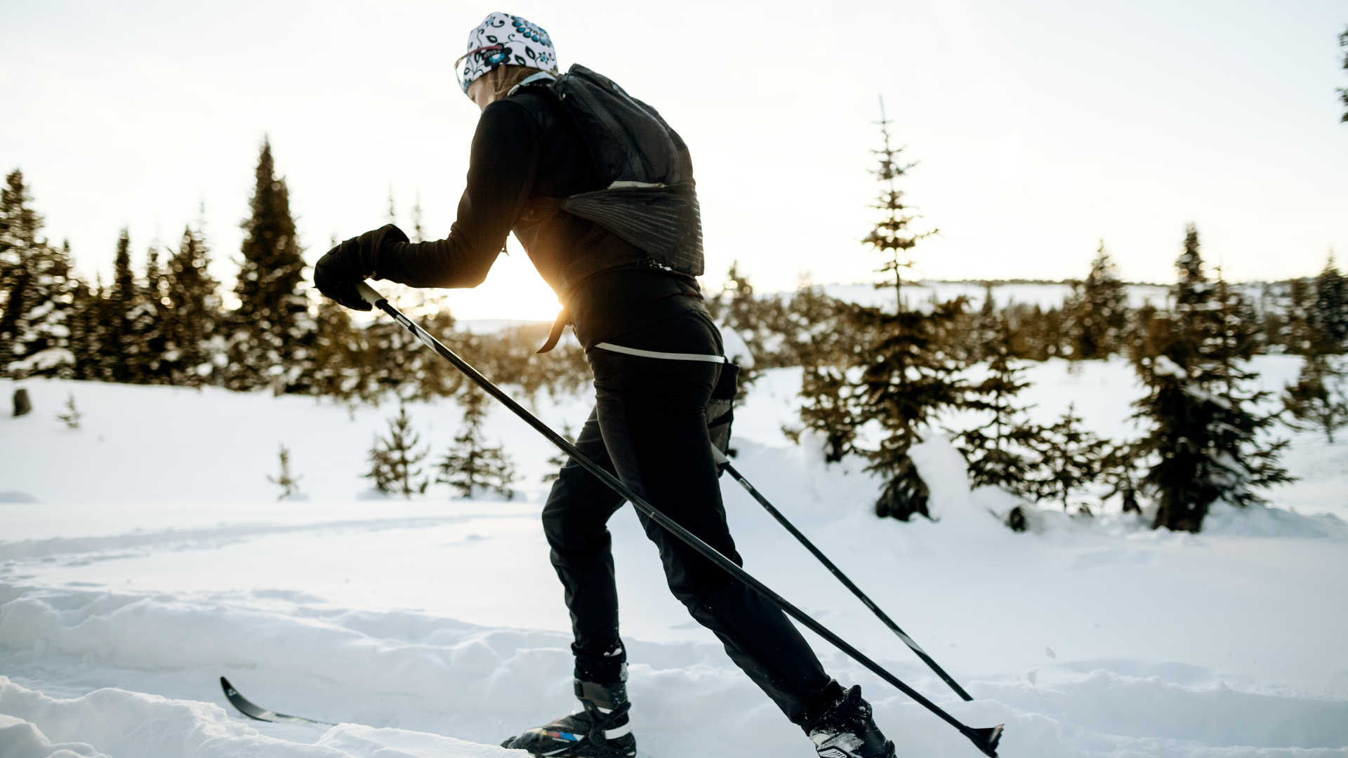 Un esquiador nórdico cruza el país