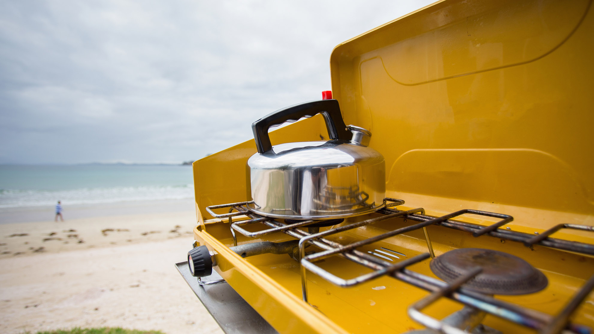 cómo limpiar tu estufa de senderismo: estufa junto al mar