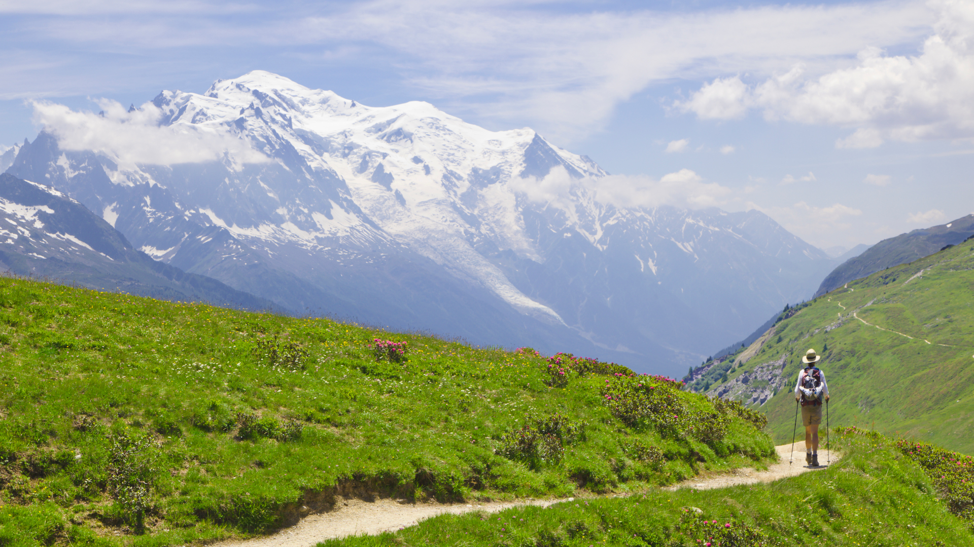 Mujer de senderismo con el Mont Blanc en la distancia