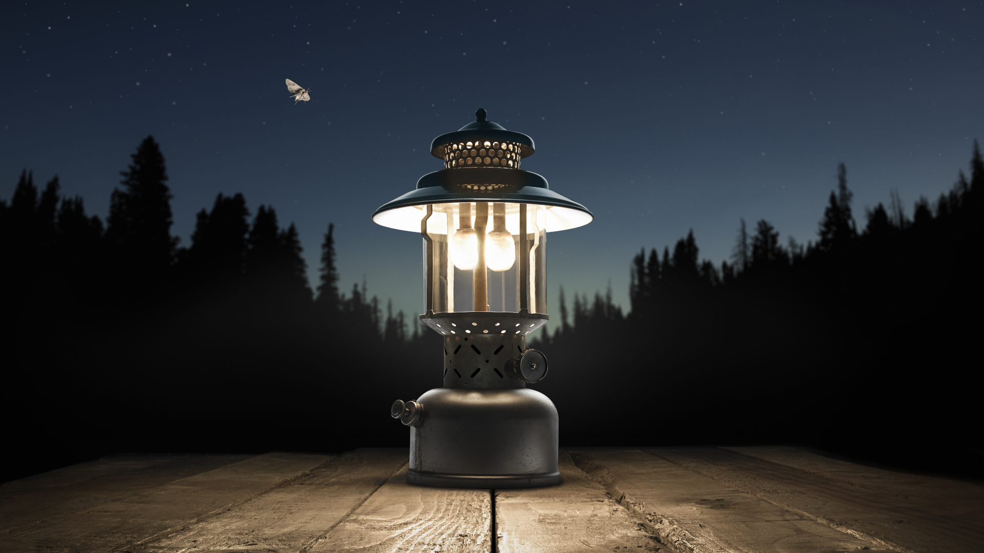 Una linterna en una mesa de camping por la noche.