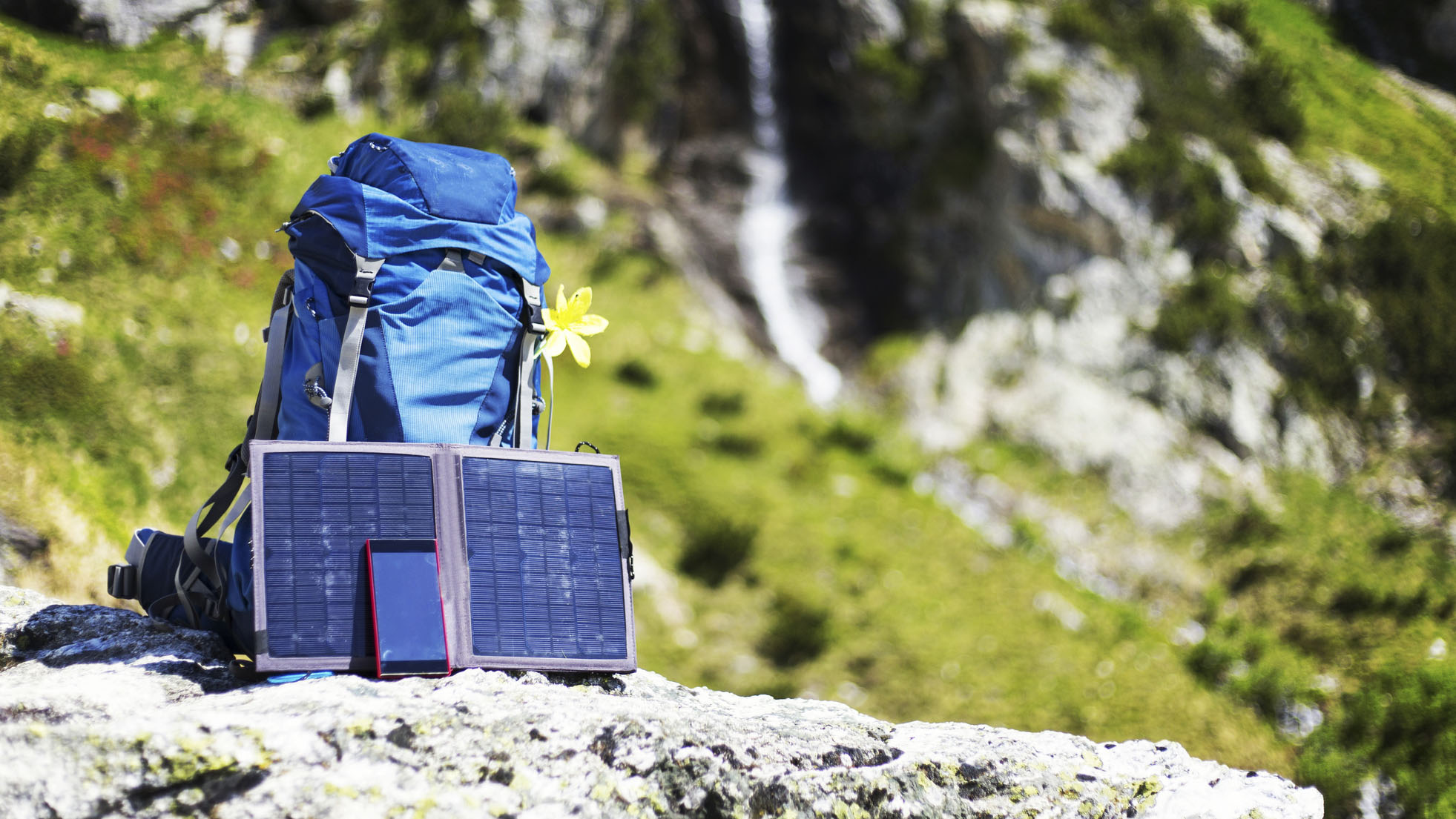 cómo cargar teléfonos mientras acampa: cargador solar y mochila de senderismo