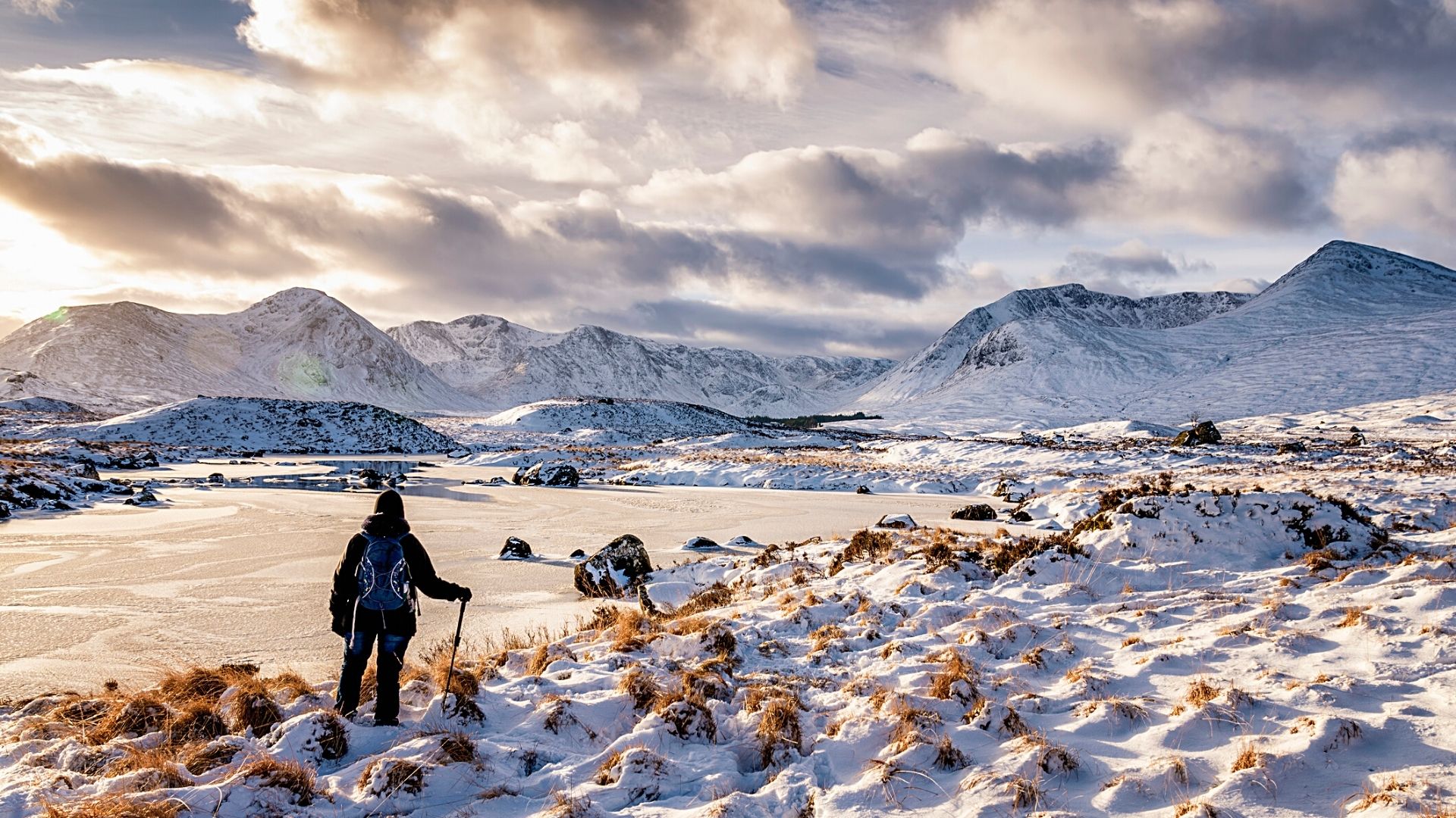 Un caminante solitario en las montañas invernales de Escocia