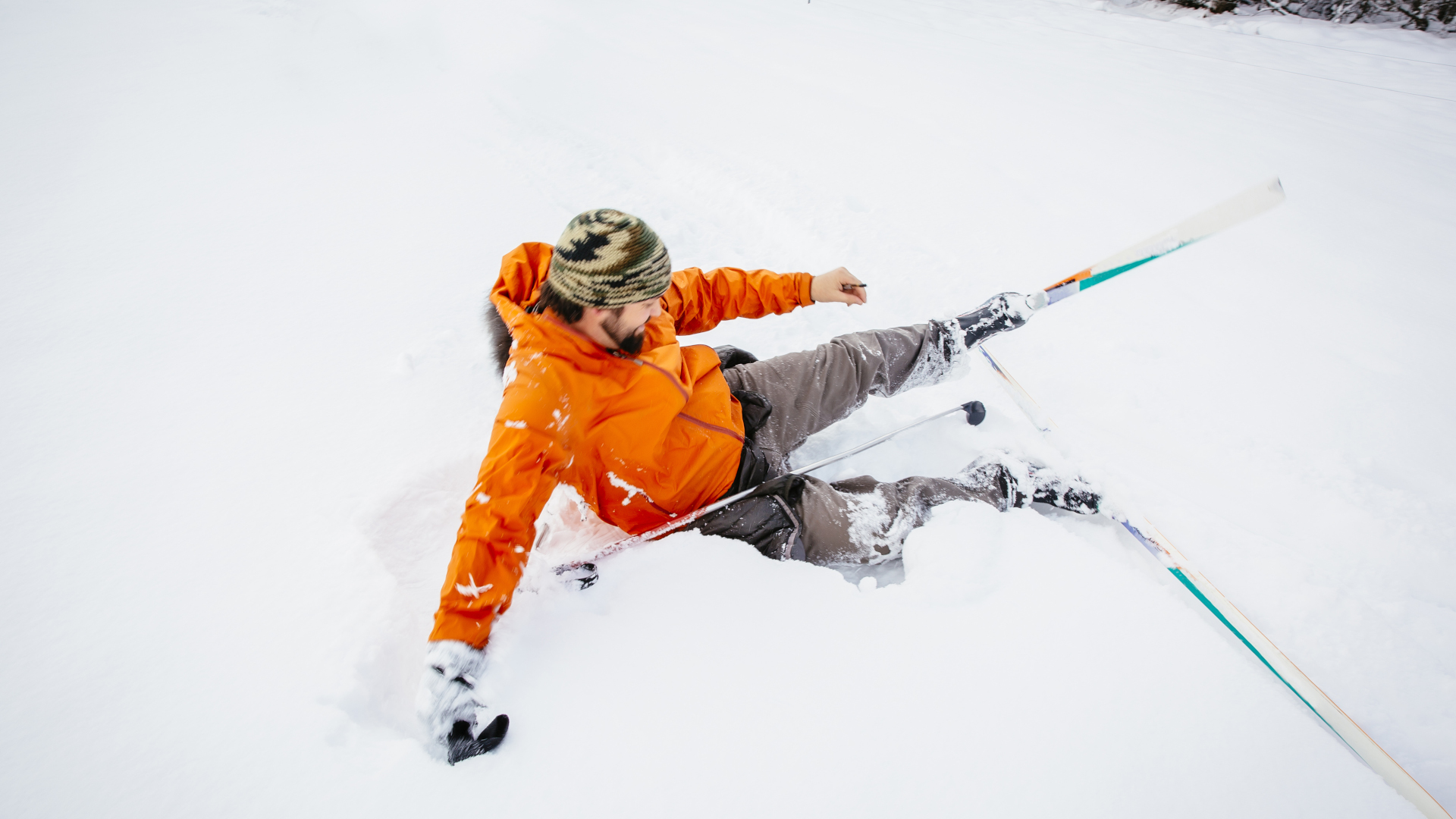 Un hombre cae sobre esquís de fondo