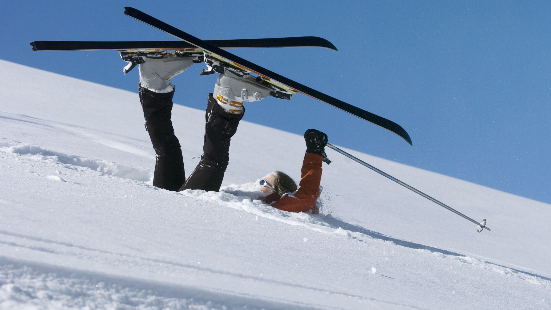 Un esquiador de otoño con sus esquís en el aire
