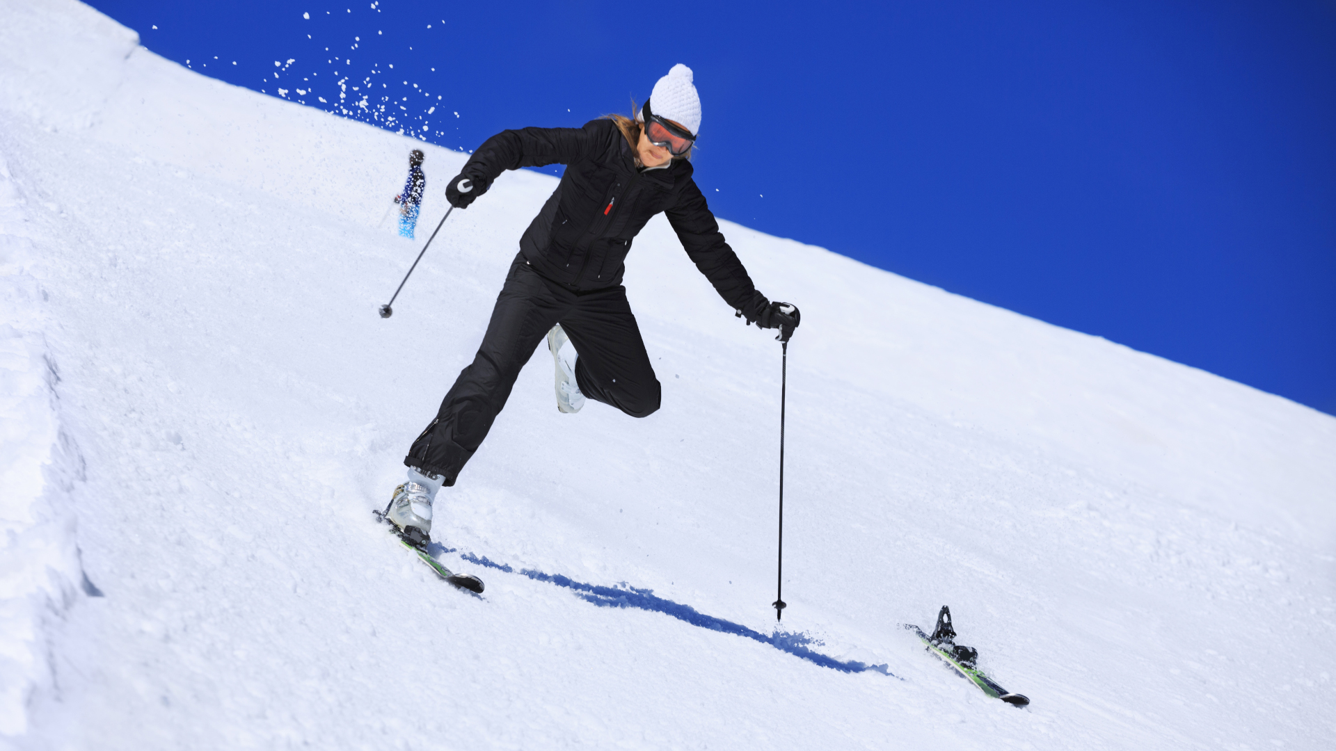 Un hombre sale disparado de su esquí en el camino cuesta abajo