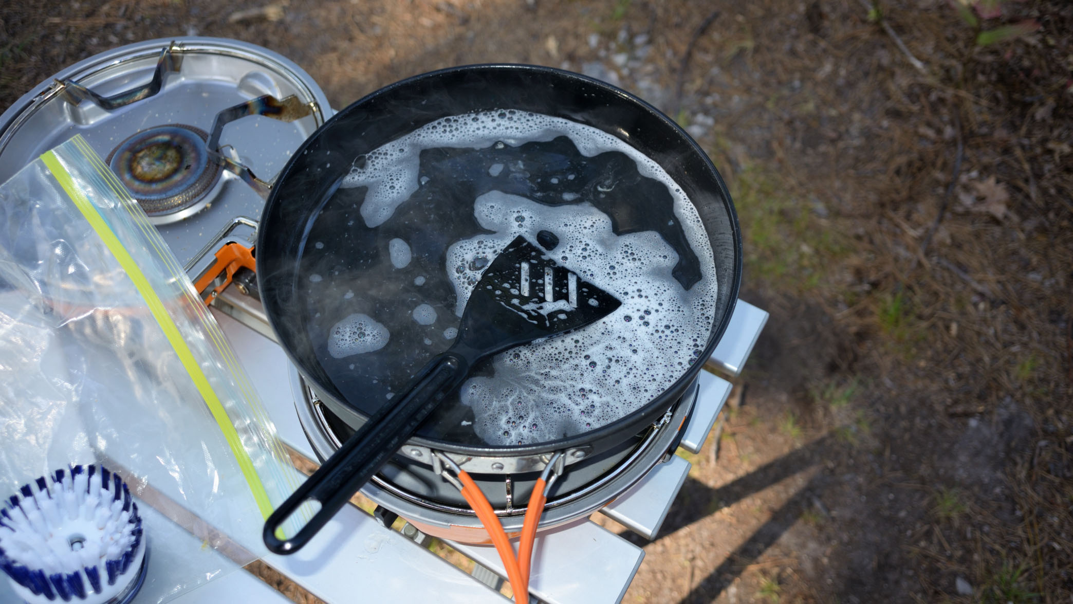cómo limpiar su estufa de camping: limpieza de ollas y sartenes