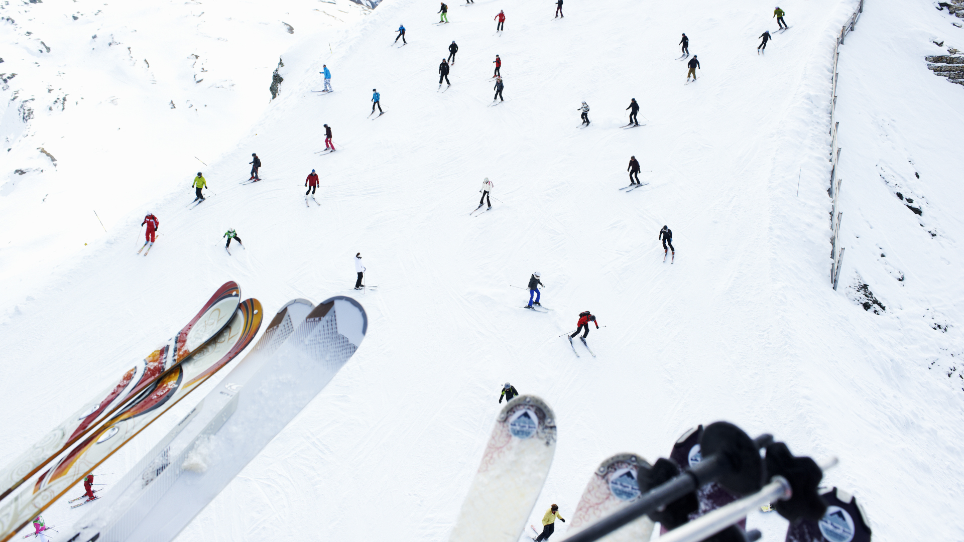Una vista de los esquiadores en una estación de esquí