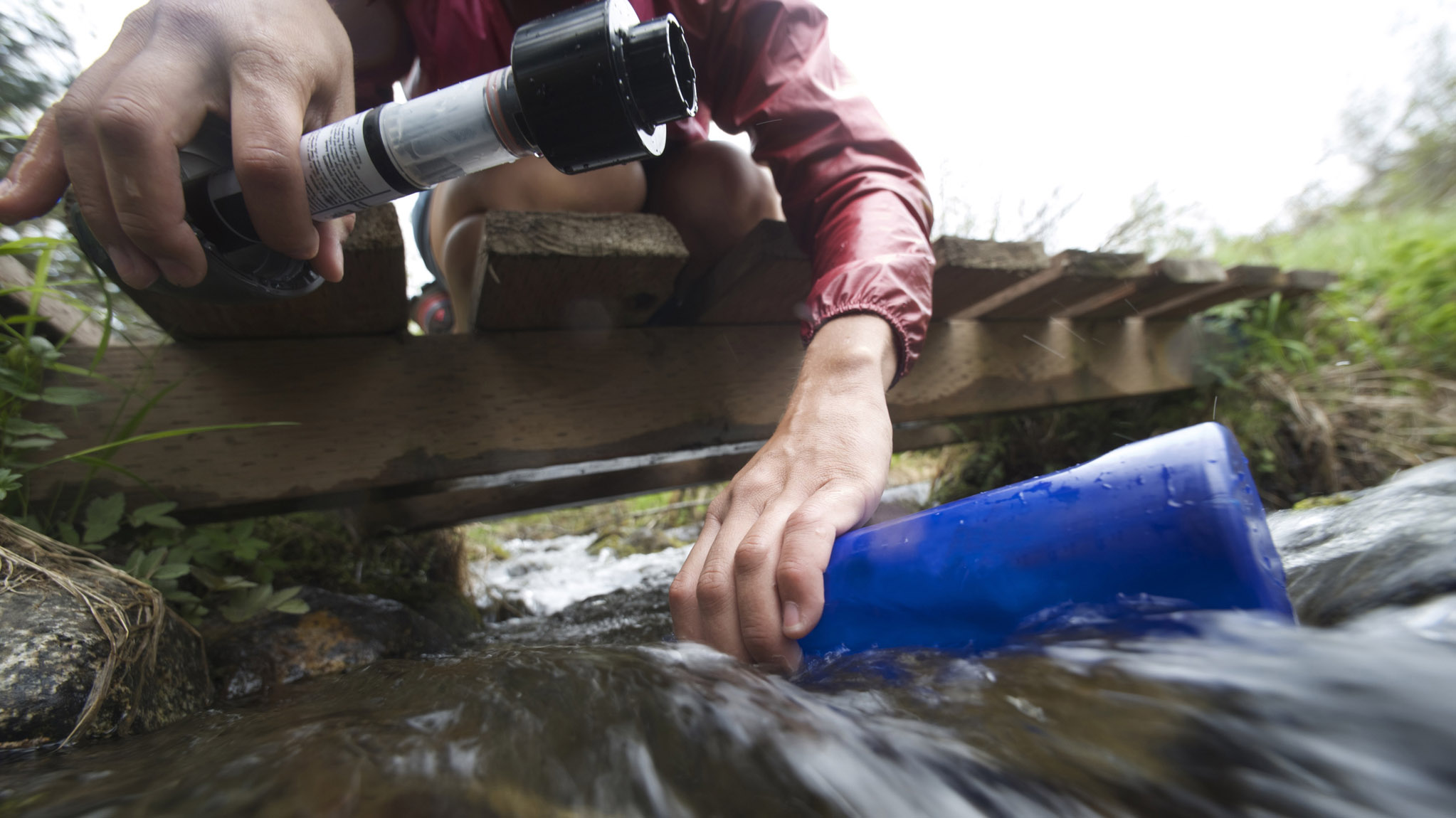 cómo elegir un purificador de agua: excursionista listo para usar un sistema de filtración