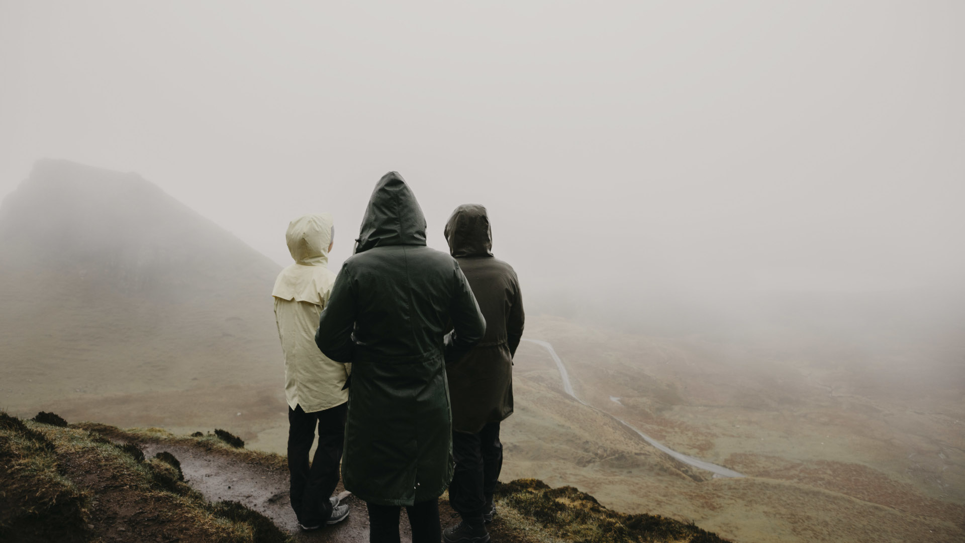 Excursionistas bajo la lluvia en Escocia miran las vistas de la cañada
