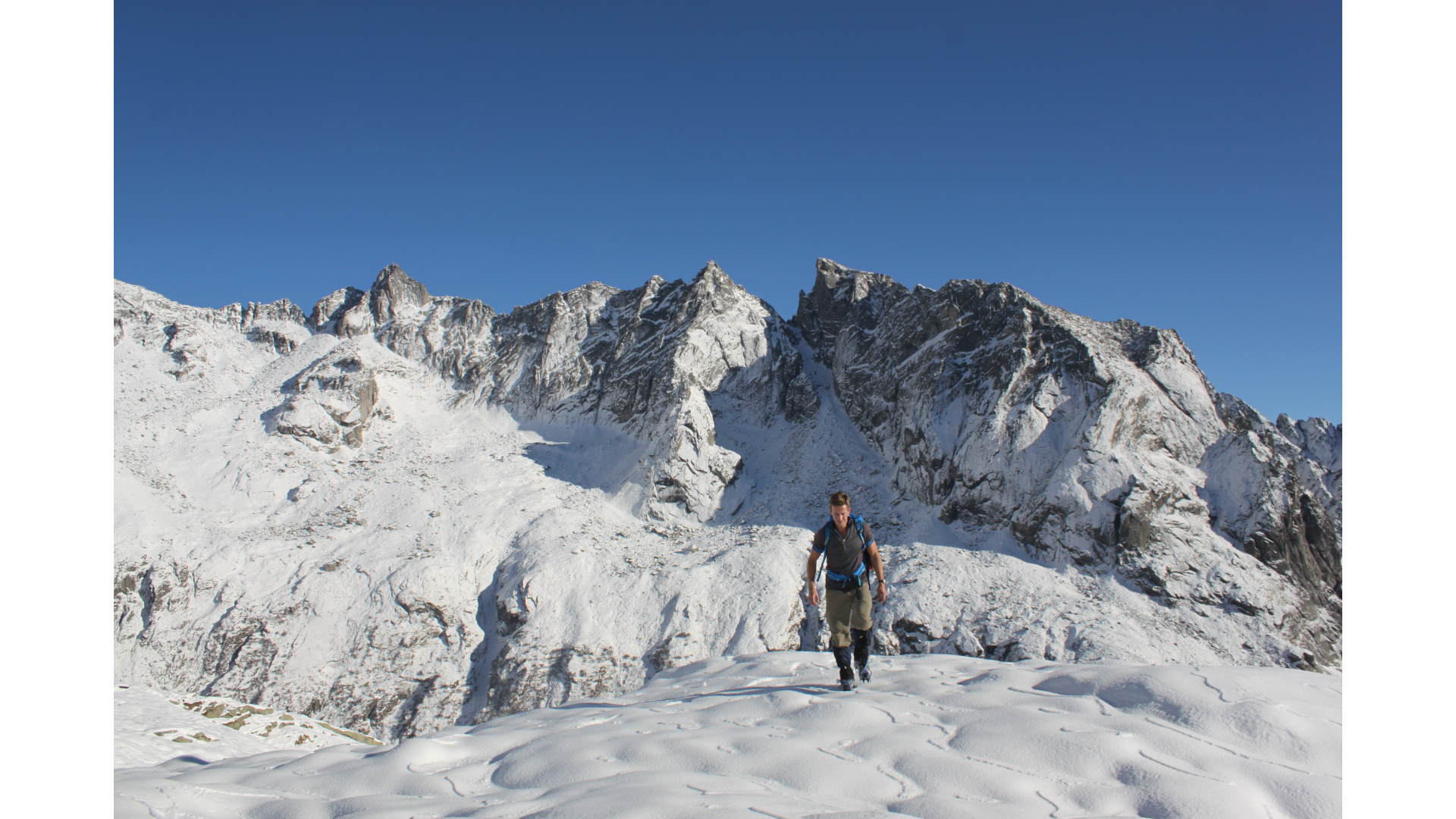 Hombre con la Patagonia Ascensionist 25L en la montaña