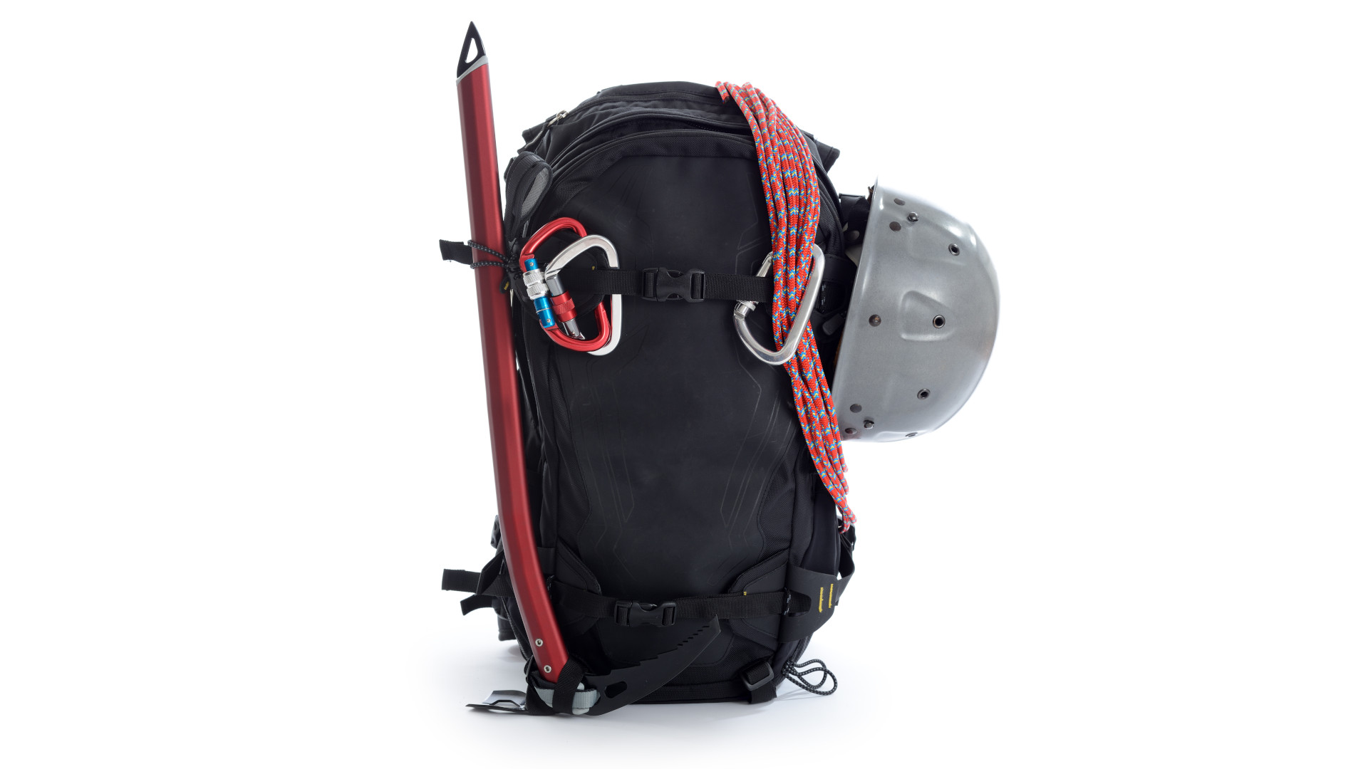 Una mochila negra cargada con equipo de alpinismo.