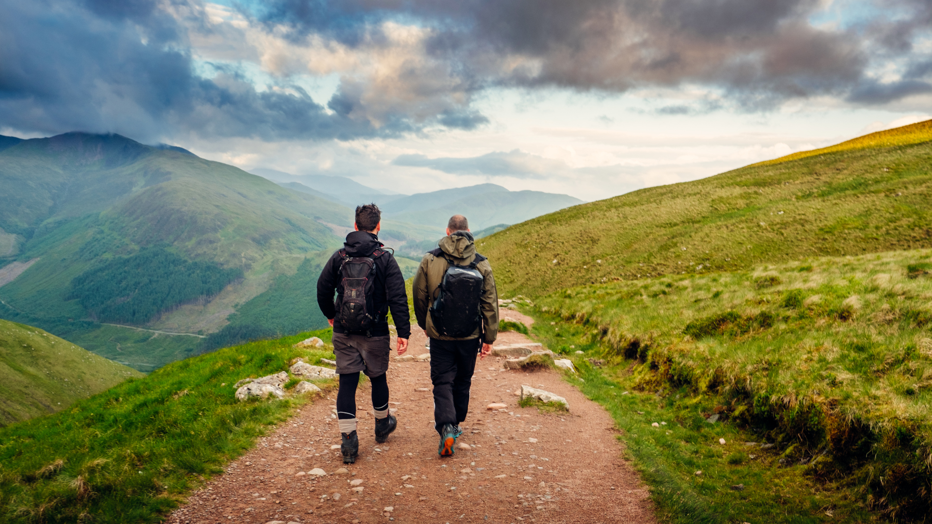 Dos excursionistas caminando por un largo camino en Ben Nevis