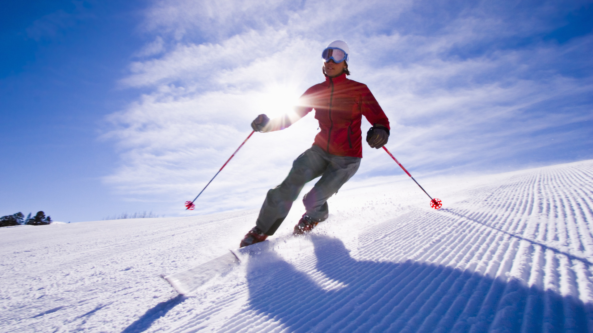 Un hombre telemark esquiando en un día soleado