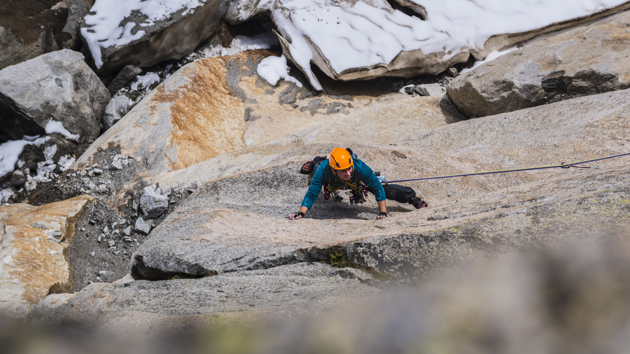 términos de escalada en roca: escalador en una losa