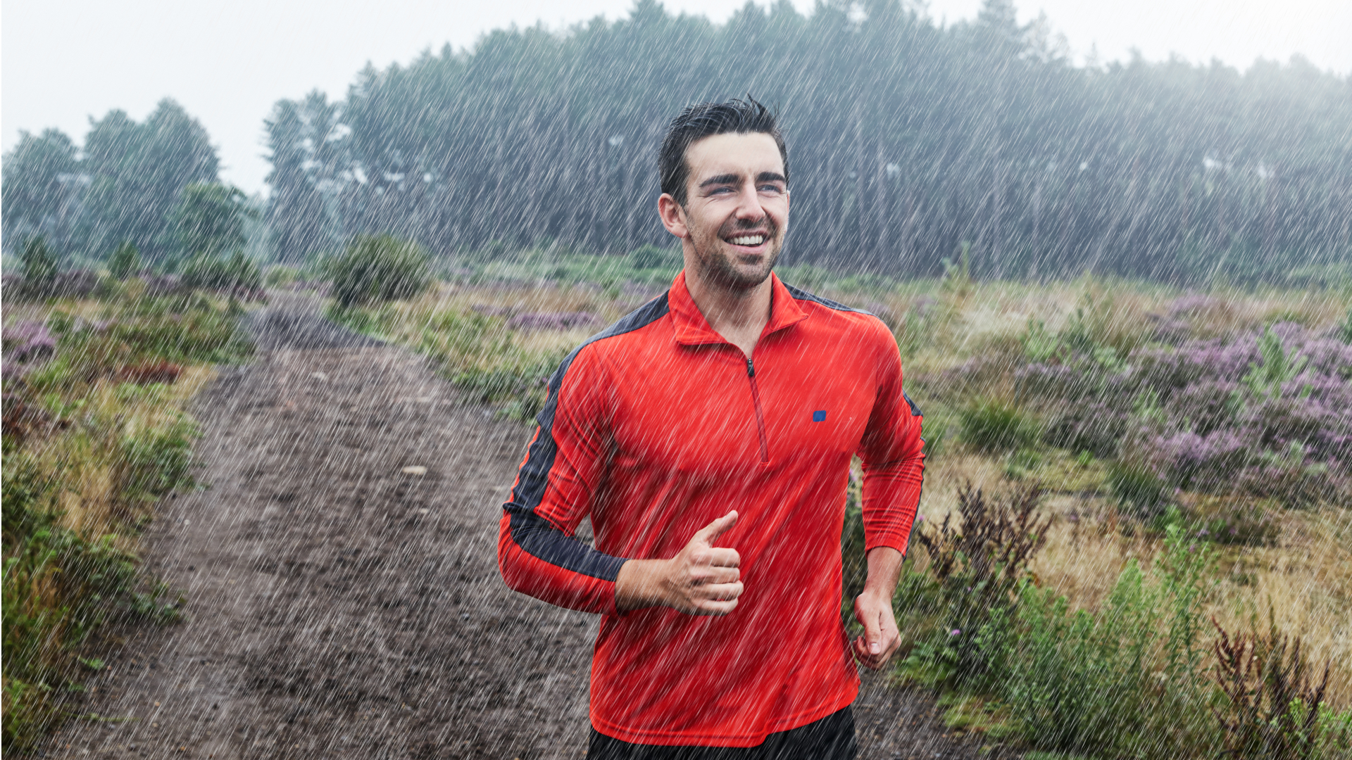 Jogger corriendo en la ruta bajo la lluvia
