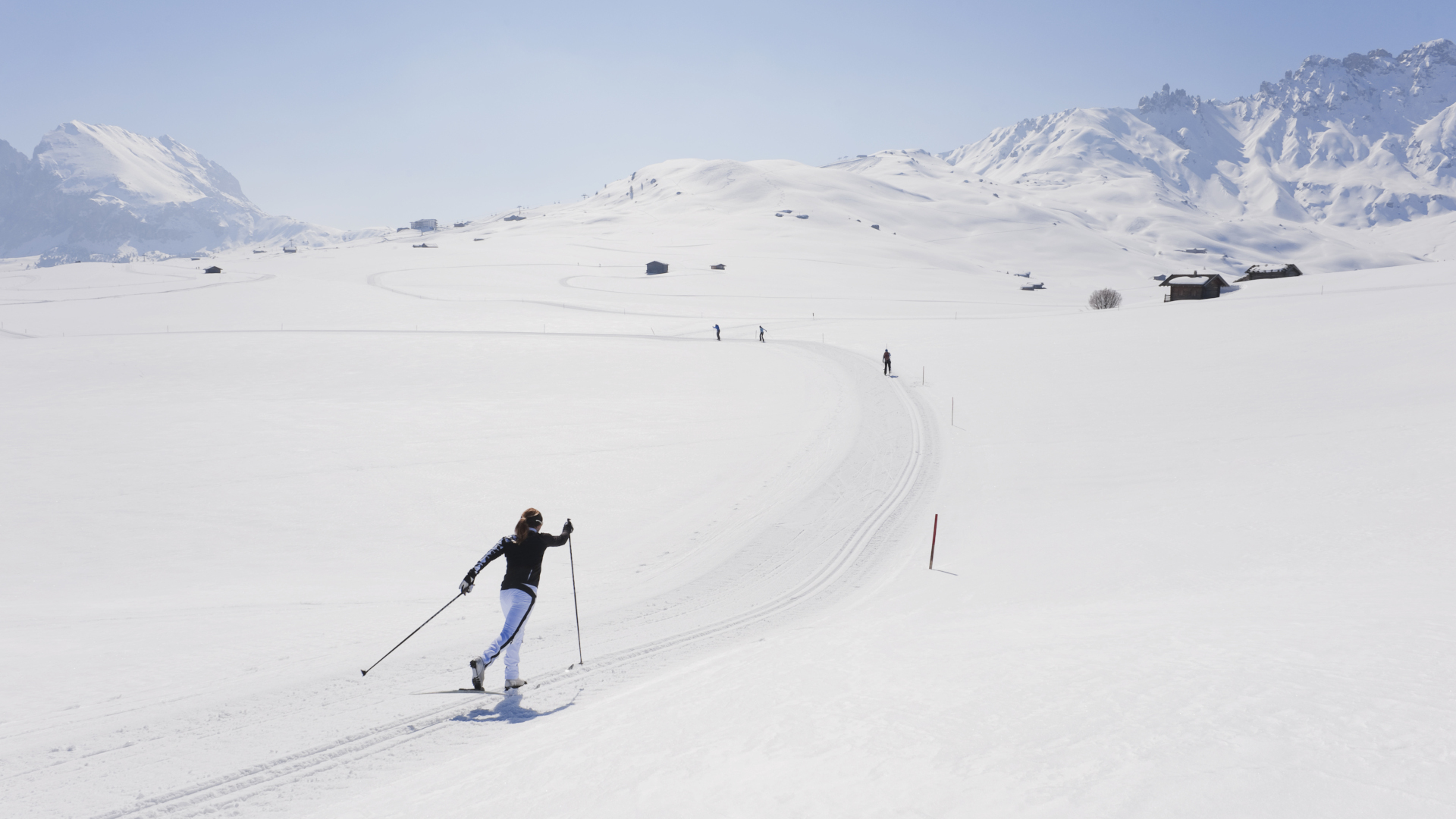 Gente patinando esquiando en los Alpes italianos