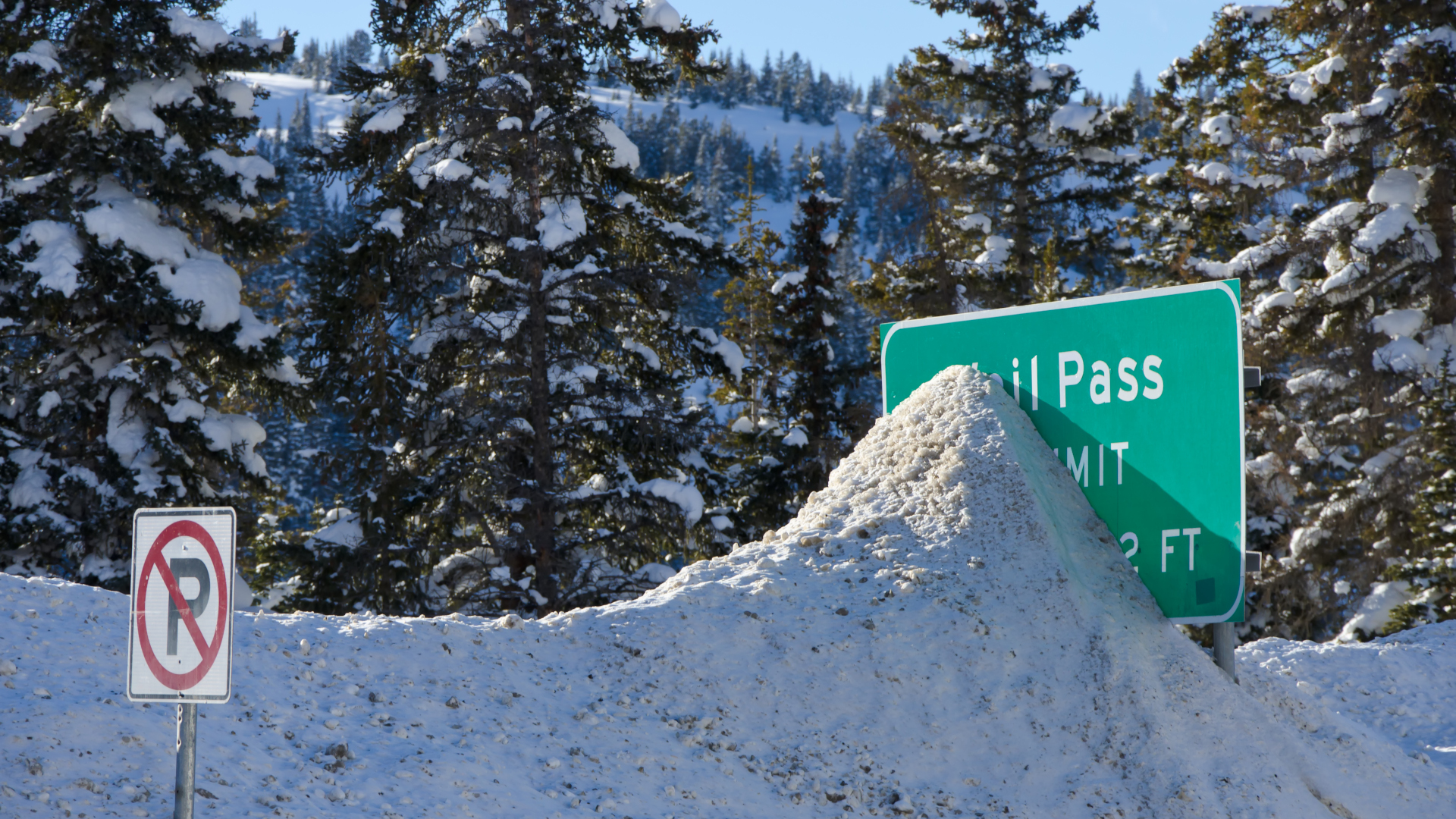 Signo de la cumbre del paso de Vail enterrado en la nieve