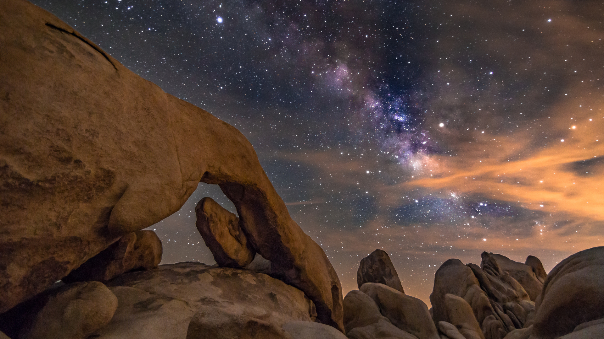Arco de roca en el Parque Nacional Joshua Tree bajo las estrellas
