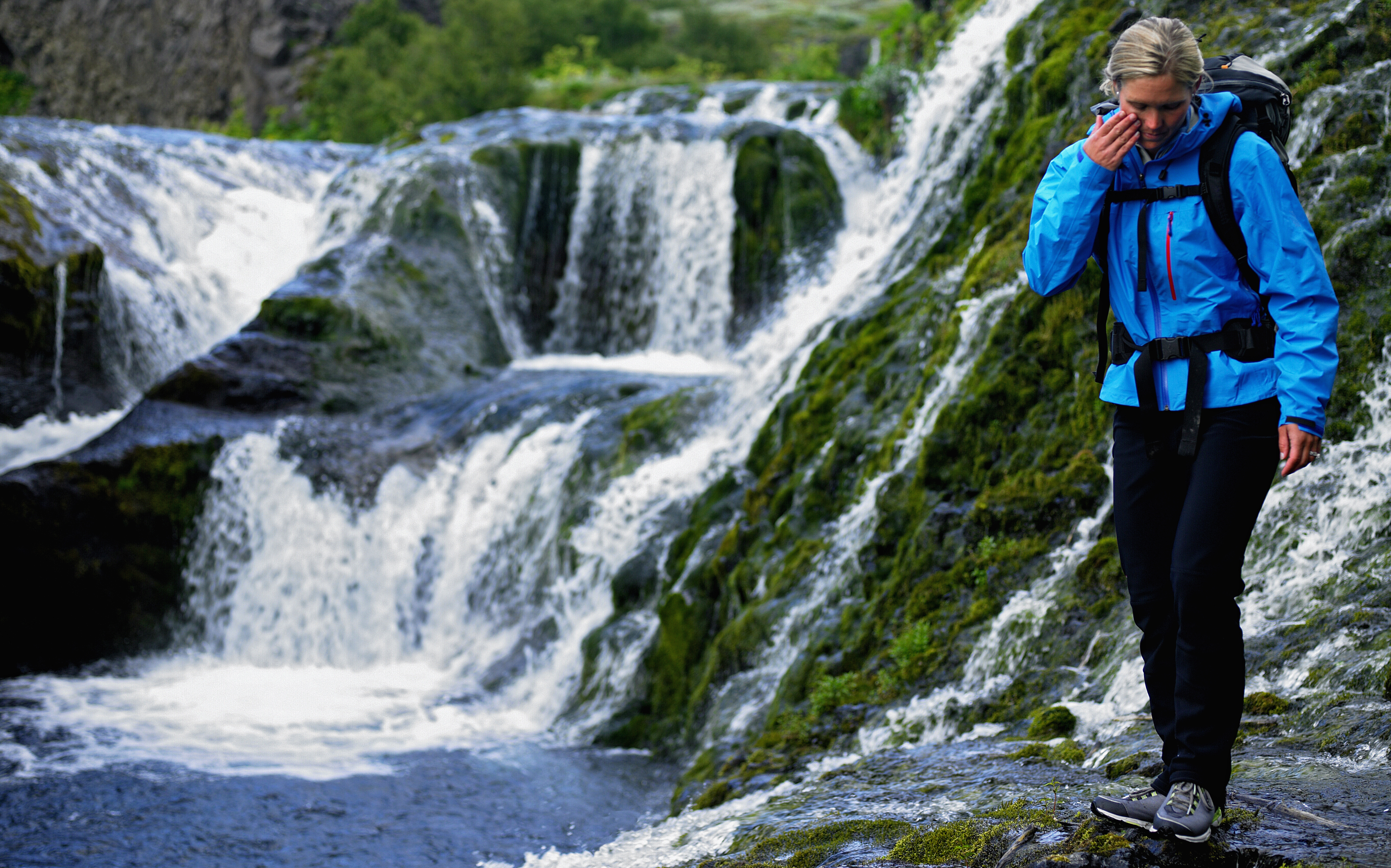 impermeable versus resistente al agua: excursionista junto a una cascada