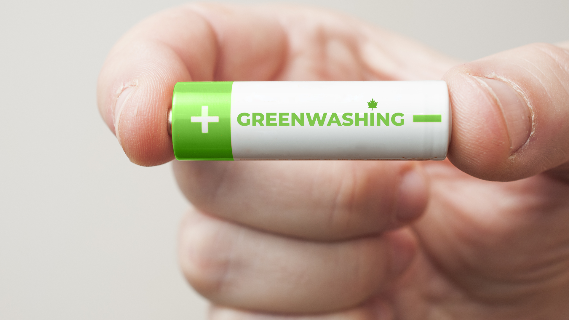 Cerca de aosmeone sostenga una batería que dice greenwashing