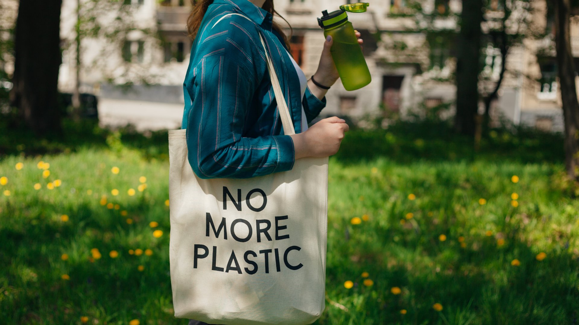 Una mujer que lleva una bolsa diciendo no más plástico