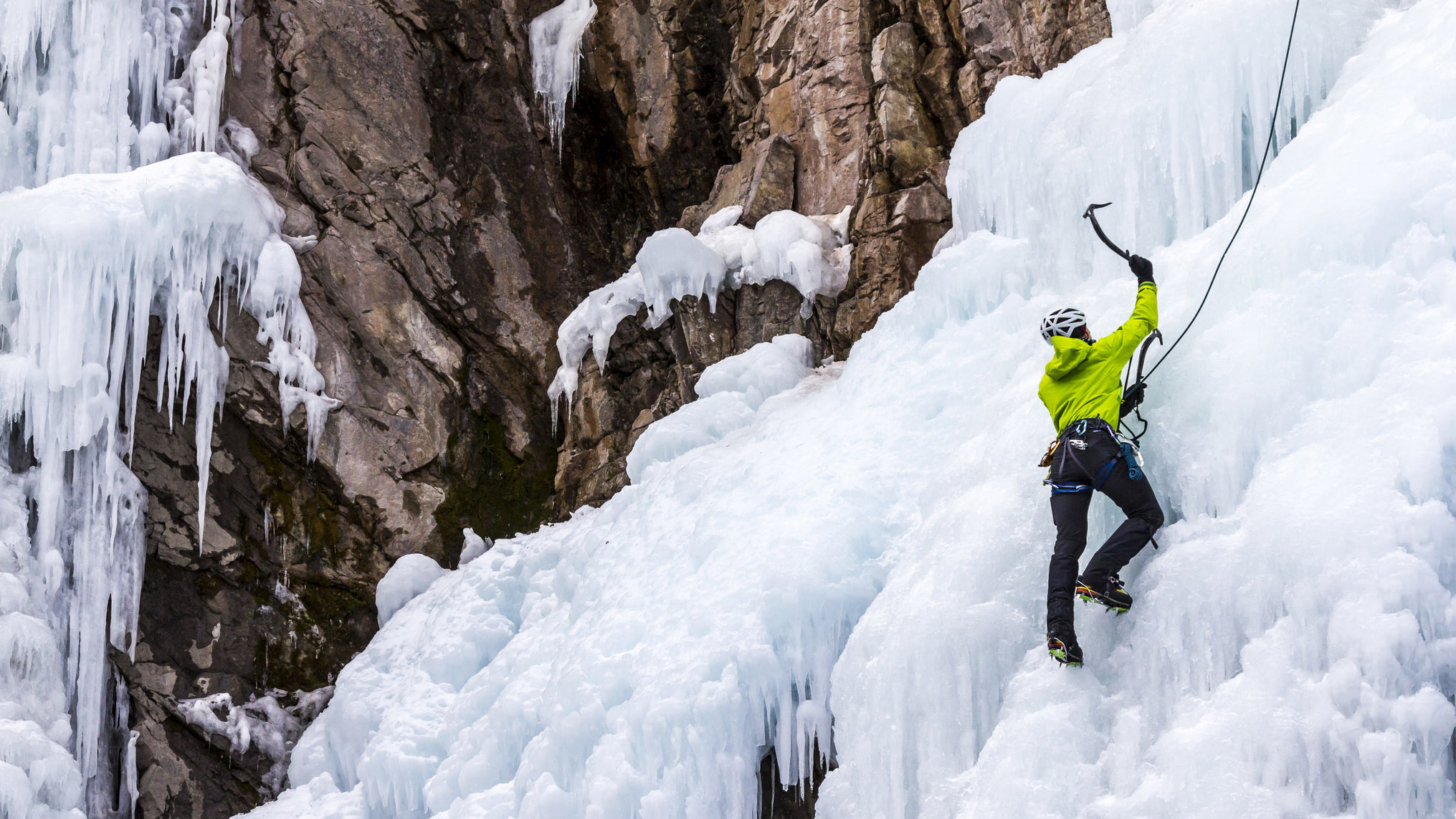 qué es la escalada en hielo: escalador de hielo