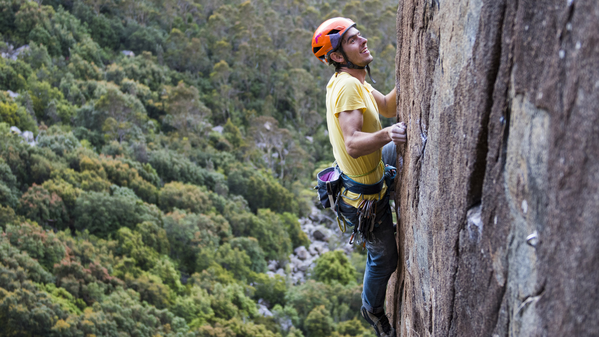 qué es la escalada tradicional: escalador en pared de roca