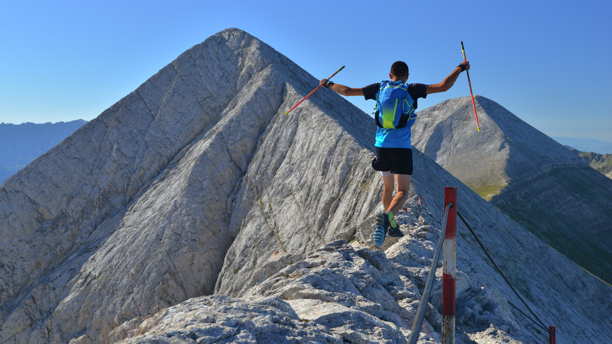 qué es ultra running: corredor en la cresta de la montaña