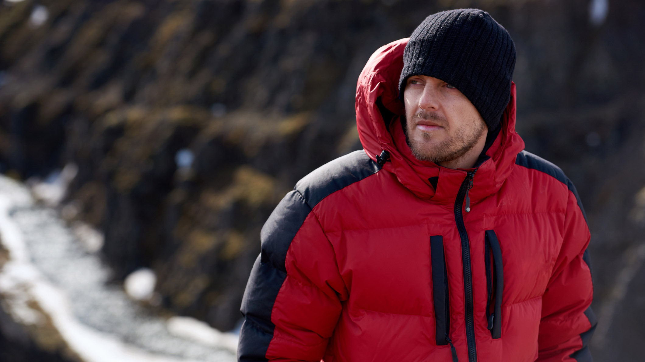 winchill: excursionista de invierno con chaqueta y sombrero