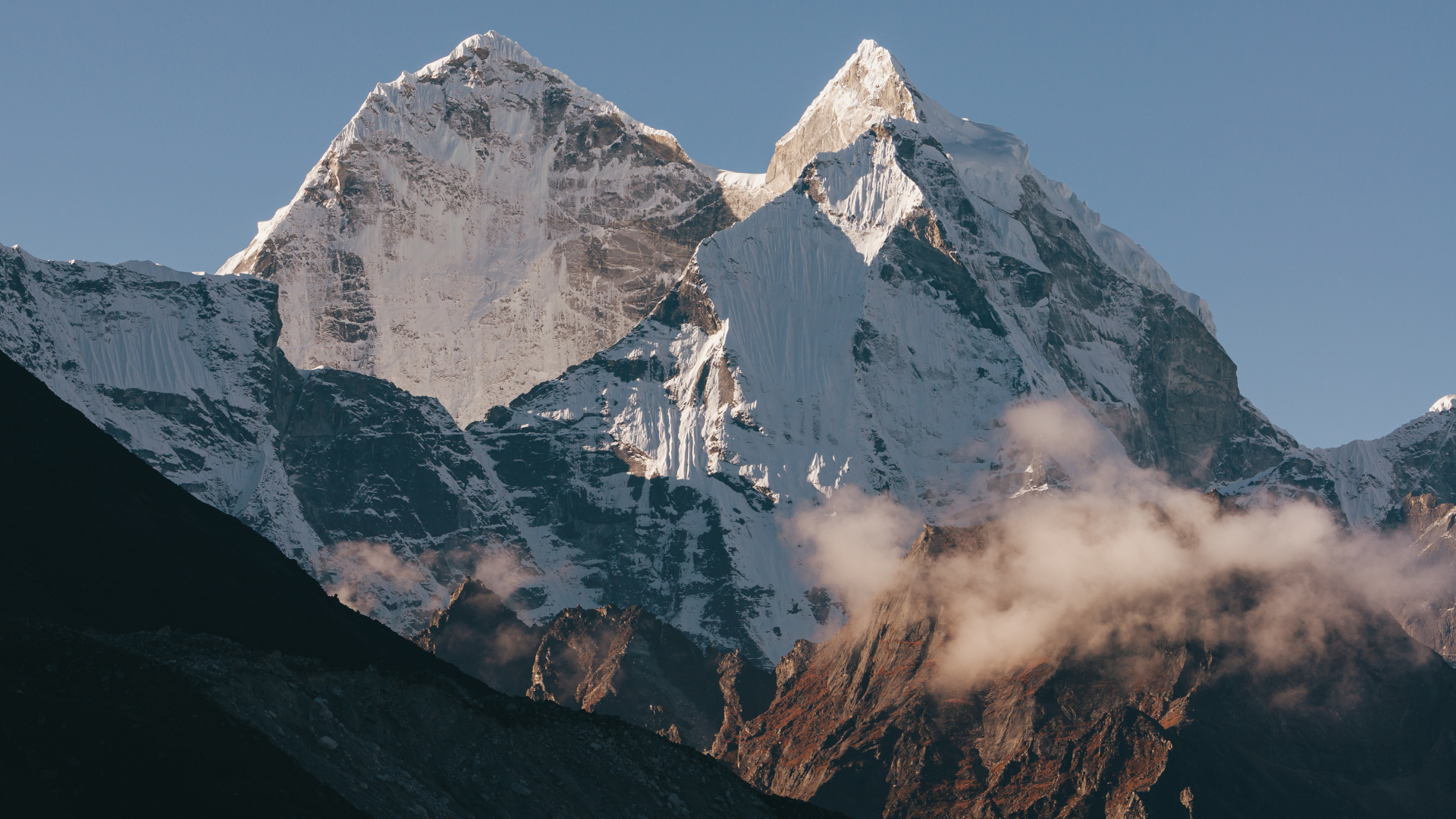 Pico Kantega en el Himalaya cubierto de nieve