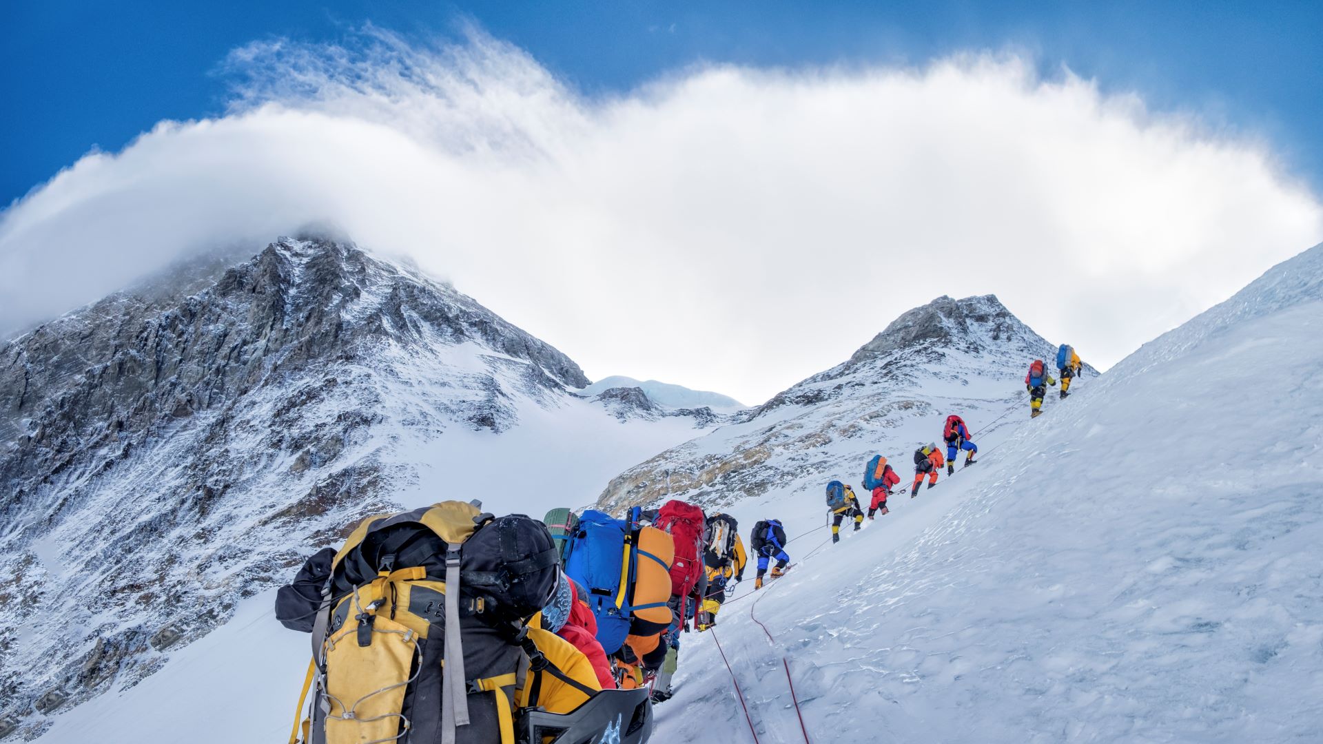 Un grupo de montañeros sube al Everest