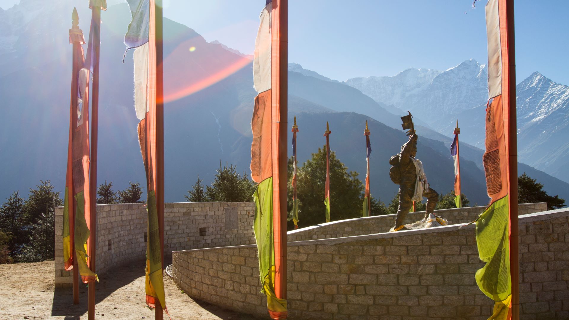 Una estatua de Sherpa Tenzing Norgay en el Himalaya