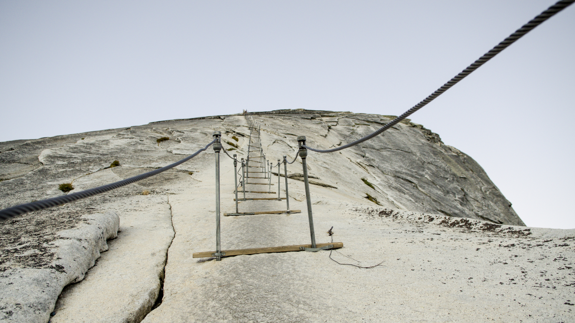 El inicio de los cables que conducen a la parte superior de Half Dome en Yosemite, California