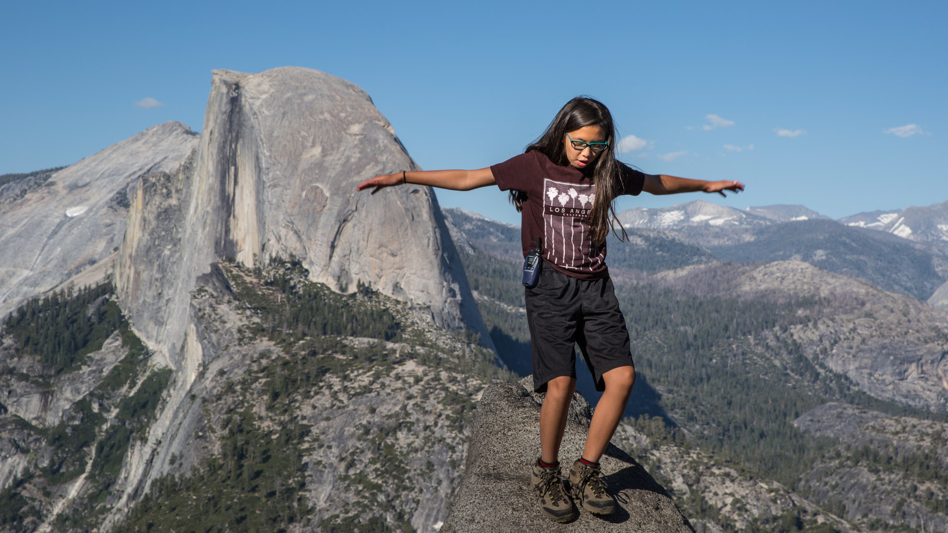 Joven excursionista con Half Dome al fondo