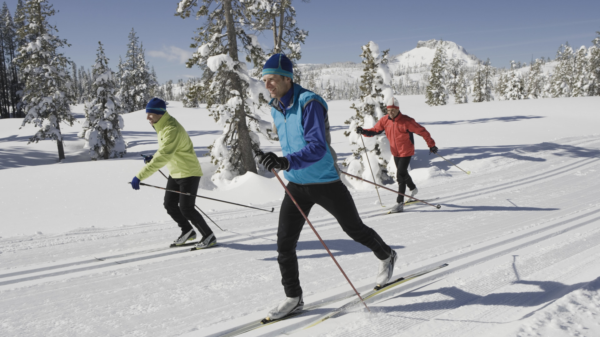 Un grupo de hombres esquiando a campo traviesa