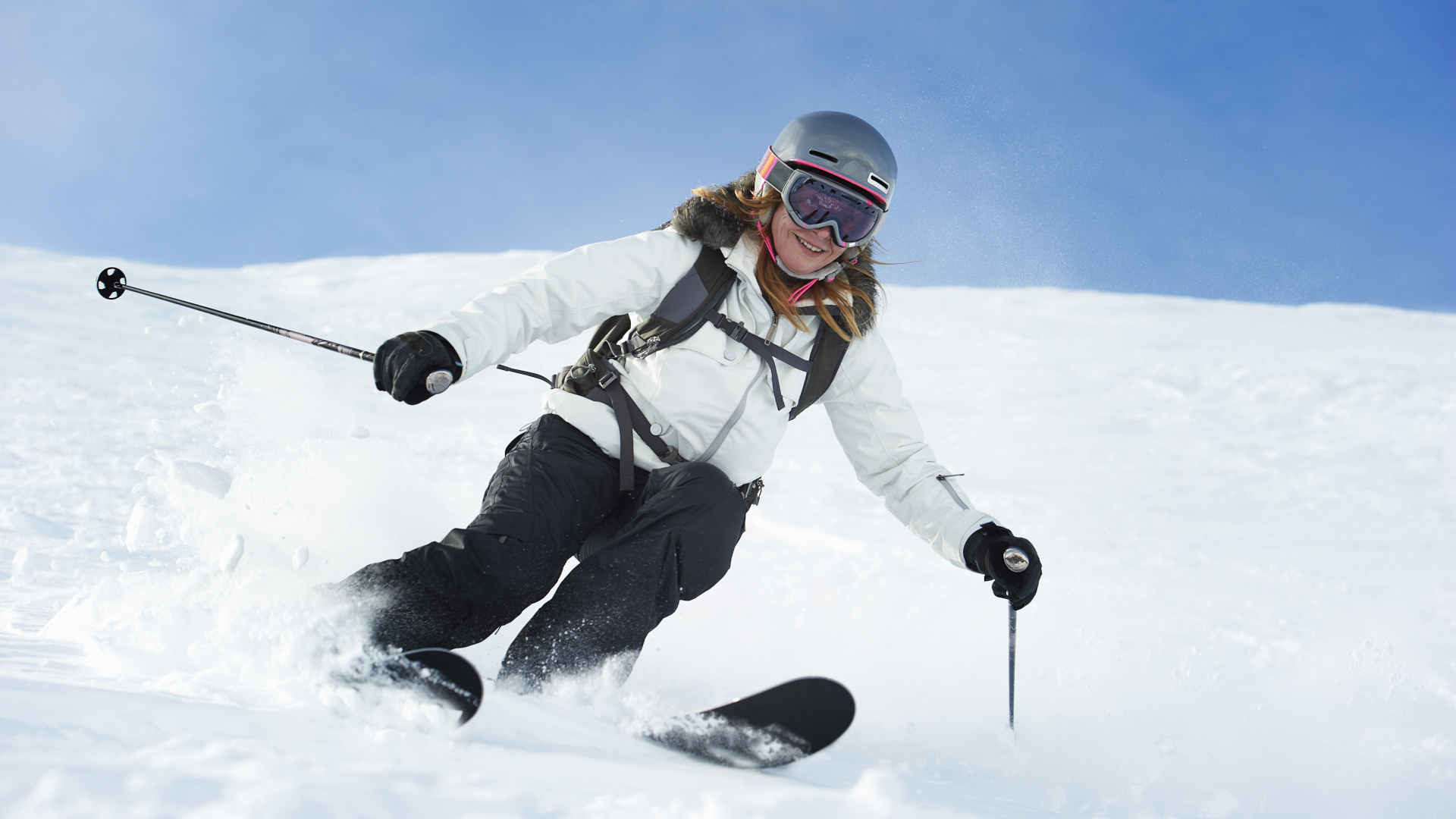 una mujer esquiando