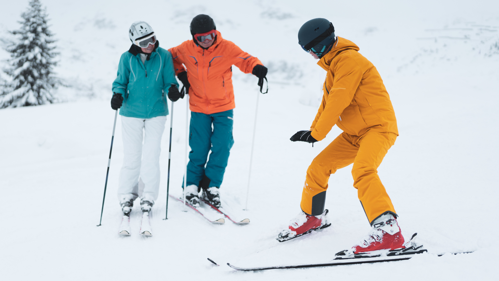 Un instructor de esquí demostrando el arado de esquí a dos estudiantes