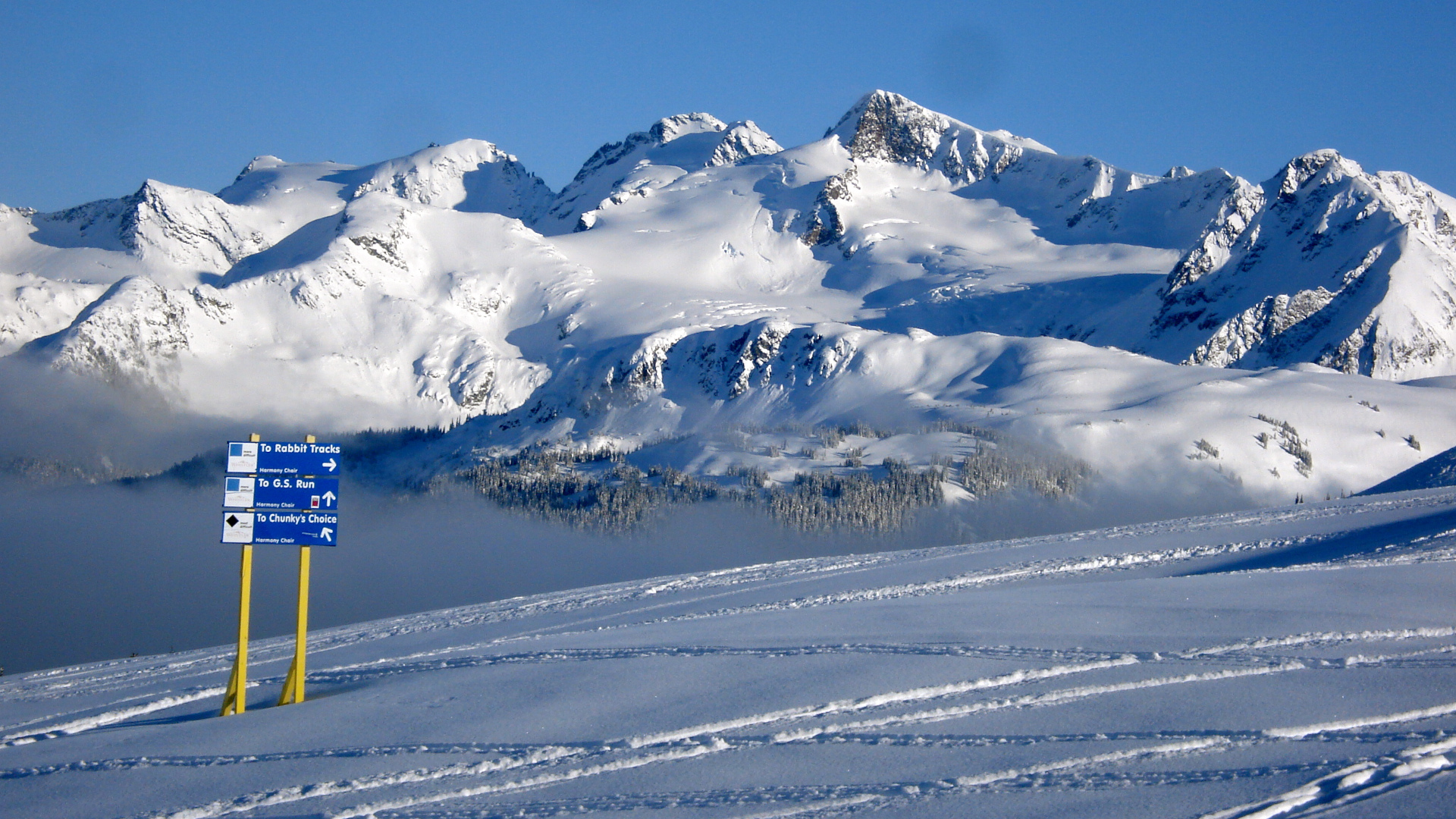 Una pista de esquí en Whistler con montañas nevadas al fondo